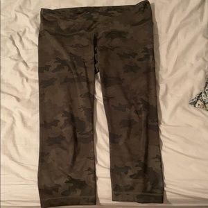 LULULEMON CAMO CROP LEGGINGS SIZE 10